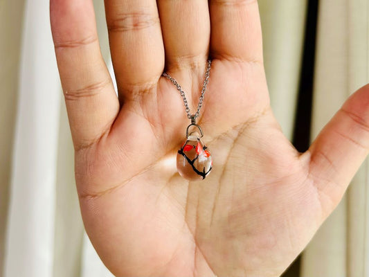 Halskette aus Glas „Hagebuttentee“