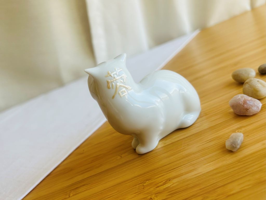 porcelain kitten with various motifs from Japanese gardens