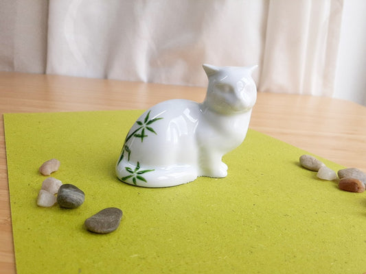 Porzellan-Katze mit verschiedenen Motiven aus japanischen Gärten