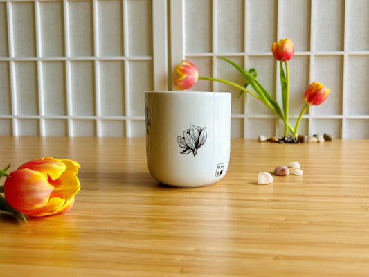 Becher „Magnolie“ mit silberner Oberfläche