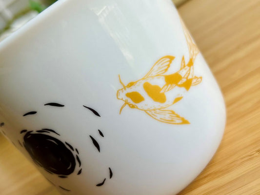 hrnek velký "Jezerní drahokamy aneb koi kapříci s měsícem" 650 ml