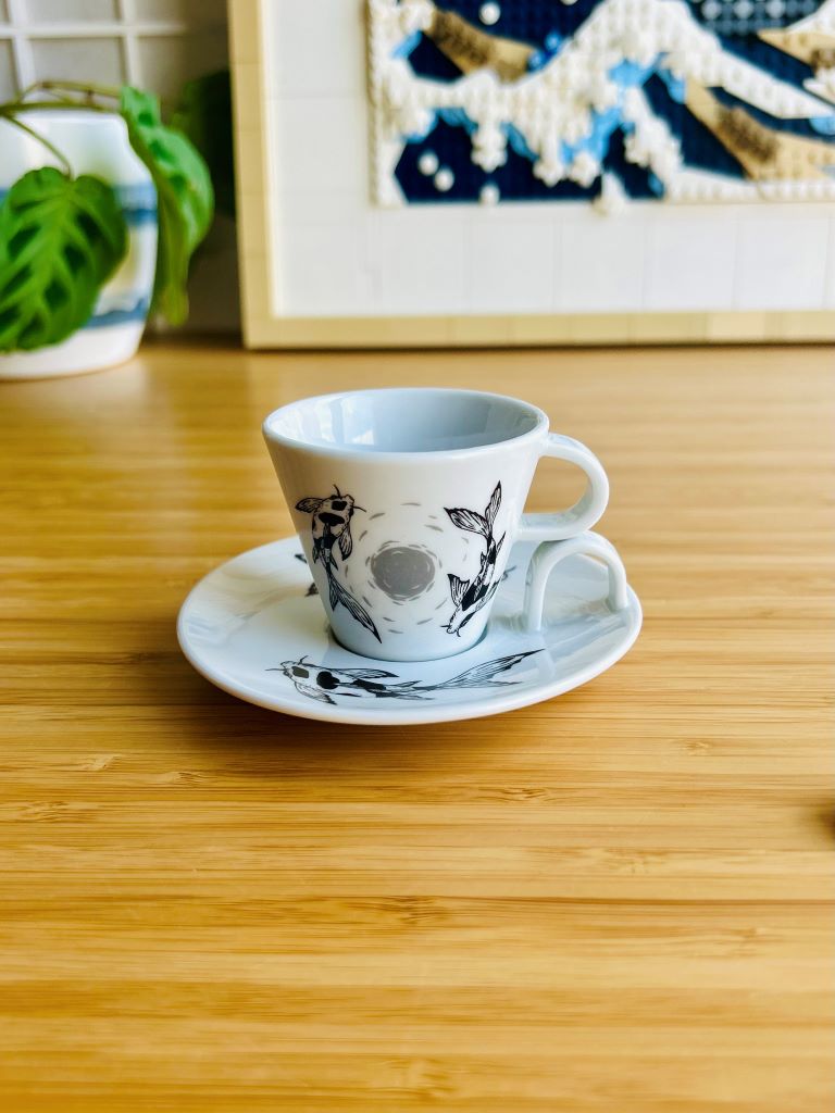 espresso hrneček s podšálkem "Jezerní drahokamy aneb koi kapříci s měsícem" 45 ml