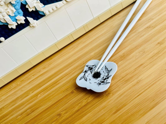 Stäbchenablage quadratisch "Juwelen des Sees oder Koi-Karpfen mit Mond" 5,5x5,5 cm