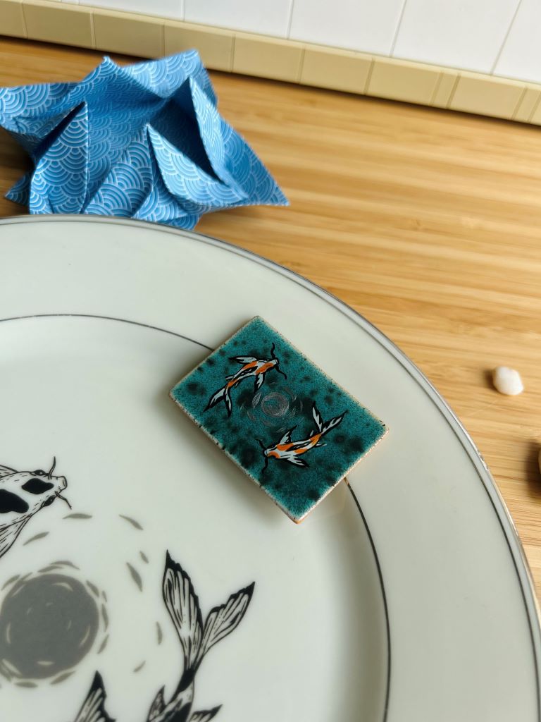 Keramikbrosche türkis "Seenedelsteine oder Koi-Karpfen mit Mond"