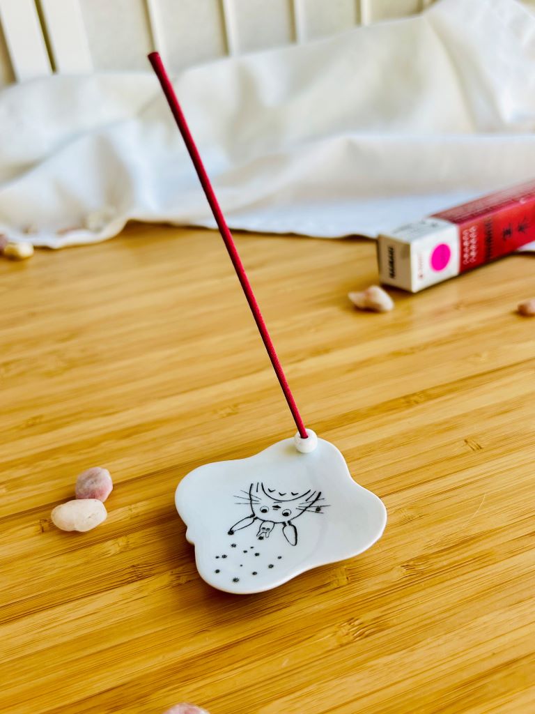 porcelánový stojánek na vonné tyčinky "Totoro" 5,5x5,5 cm