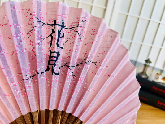 Luxusní skládací vějíř "Hanami-Ráno pod sakurou" ručně malovaný