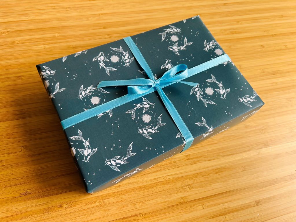 Geschenkpapier „Seespezialitäten oder Koi-Karpfen mit Mond“ 475 x 680 mm