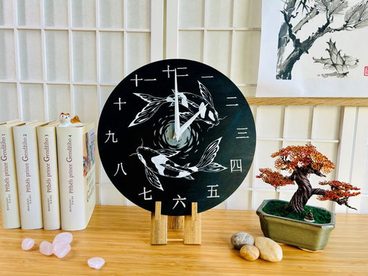 Luxuriöse Holzuhr „Seescheine oder Koi-Karpfen mit Mond“ 29 cm