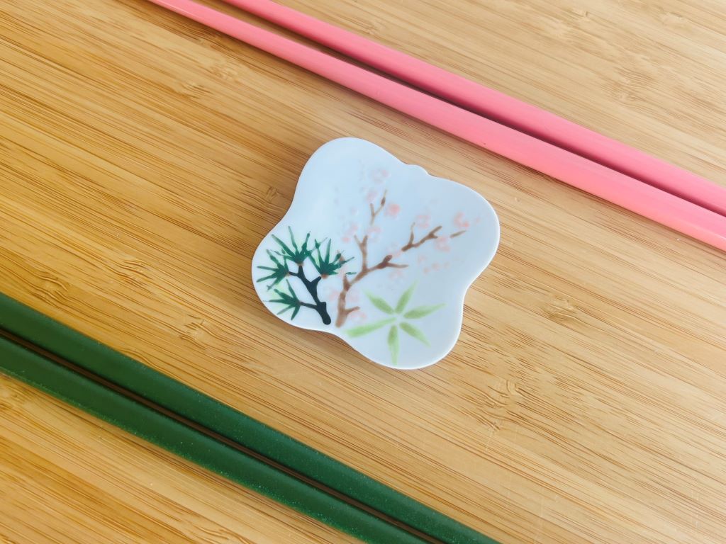 chopstick rest square "Three Friends of Winter" 5.5x5.5 cm