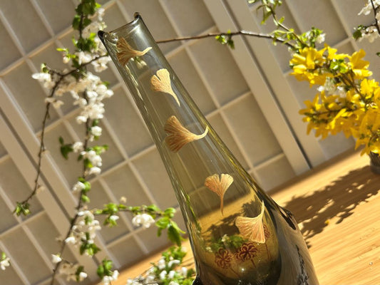 Vintage skleněná váza "Pavoučí lilie a ginkgo listy" výška 27 cm