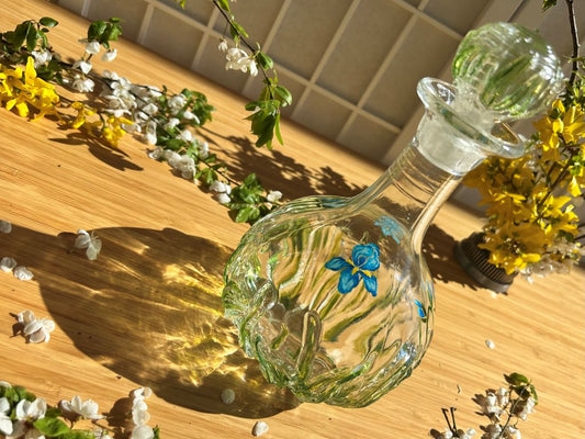 Vintage skleněná karafa "Kosatce" výška 23 cm