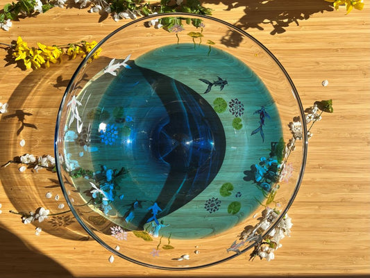 Velká skleněná mísa "Jezerní drahokamy aneb koi kapříci v lotosovém jezírku" průměr 29 cm