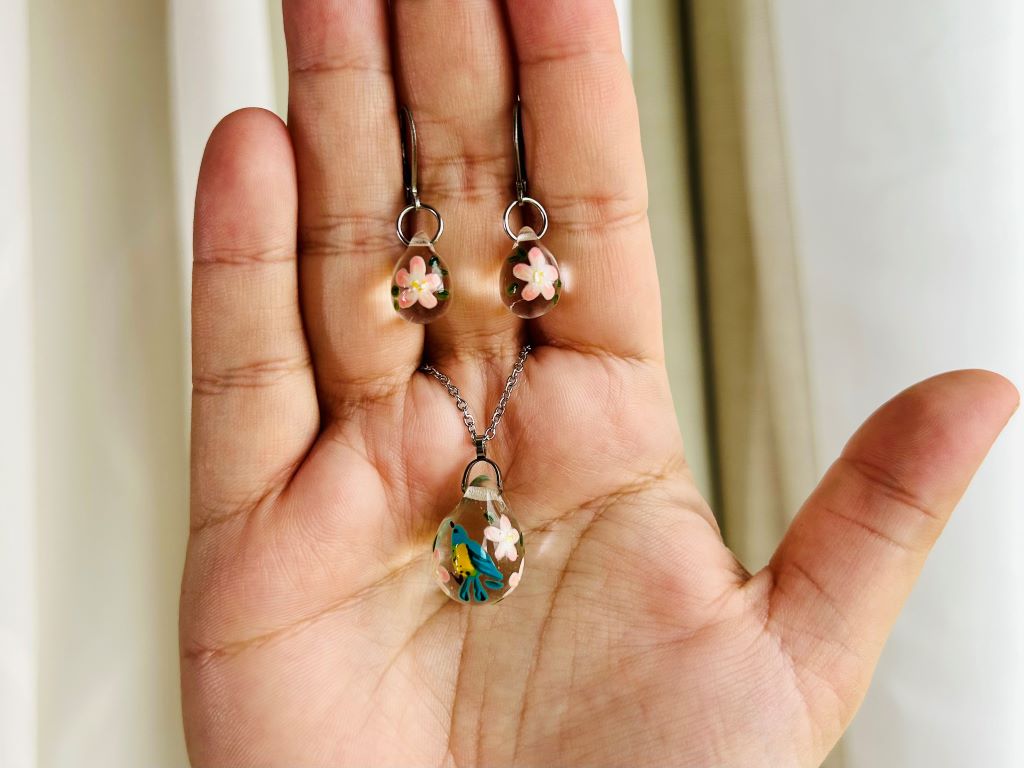 Glasperlenschmuck-Set "Vogel auf Kirschbaumblüte" Halskette und Ohrringe