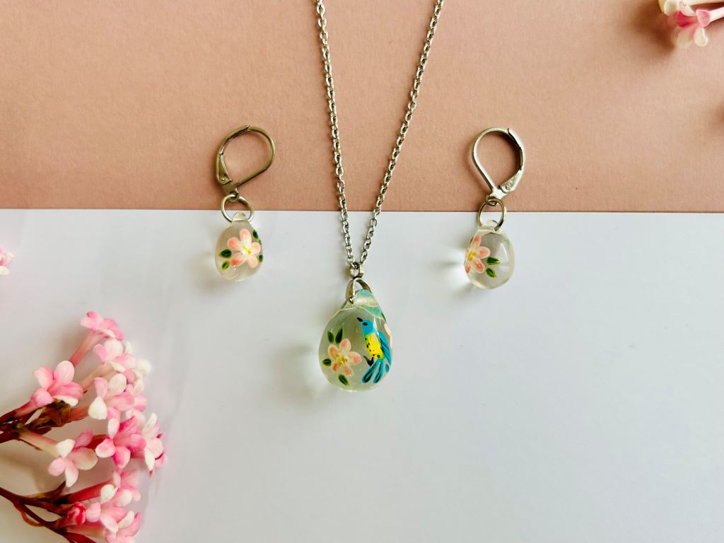 Glasperlenschmuck-Set "Vogel auf Kirschbaumblüte" Halskette und Ohrringe