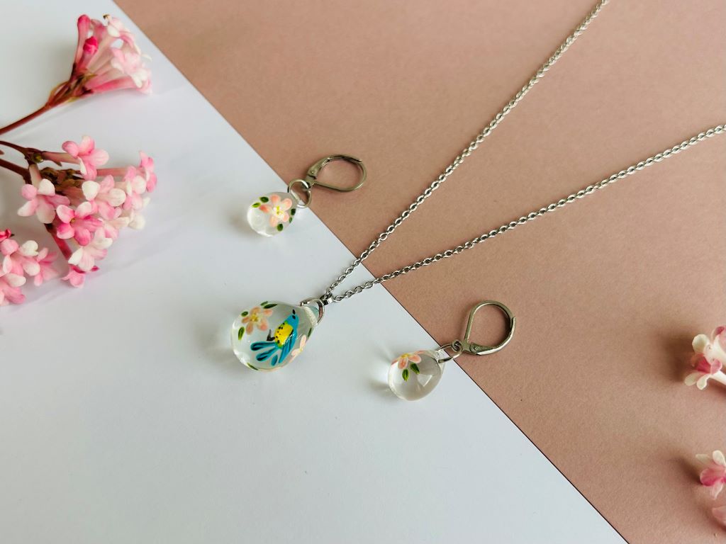 Glasperlenschmuck-Set "Vogel auf Kirschbaumblüte" Halskette und Ohrringe