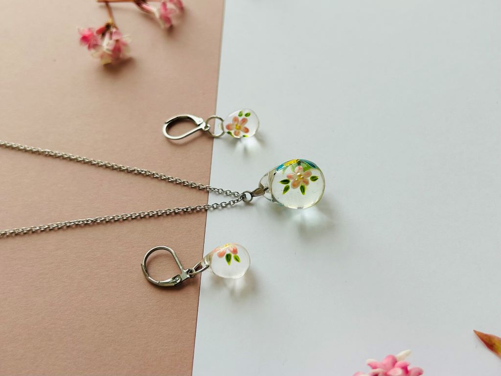 Glasperlenschmuck-Set "Vogel auf Kirschbaumblüte" Halskette und Ohrringe
