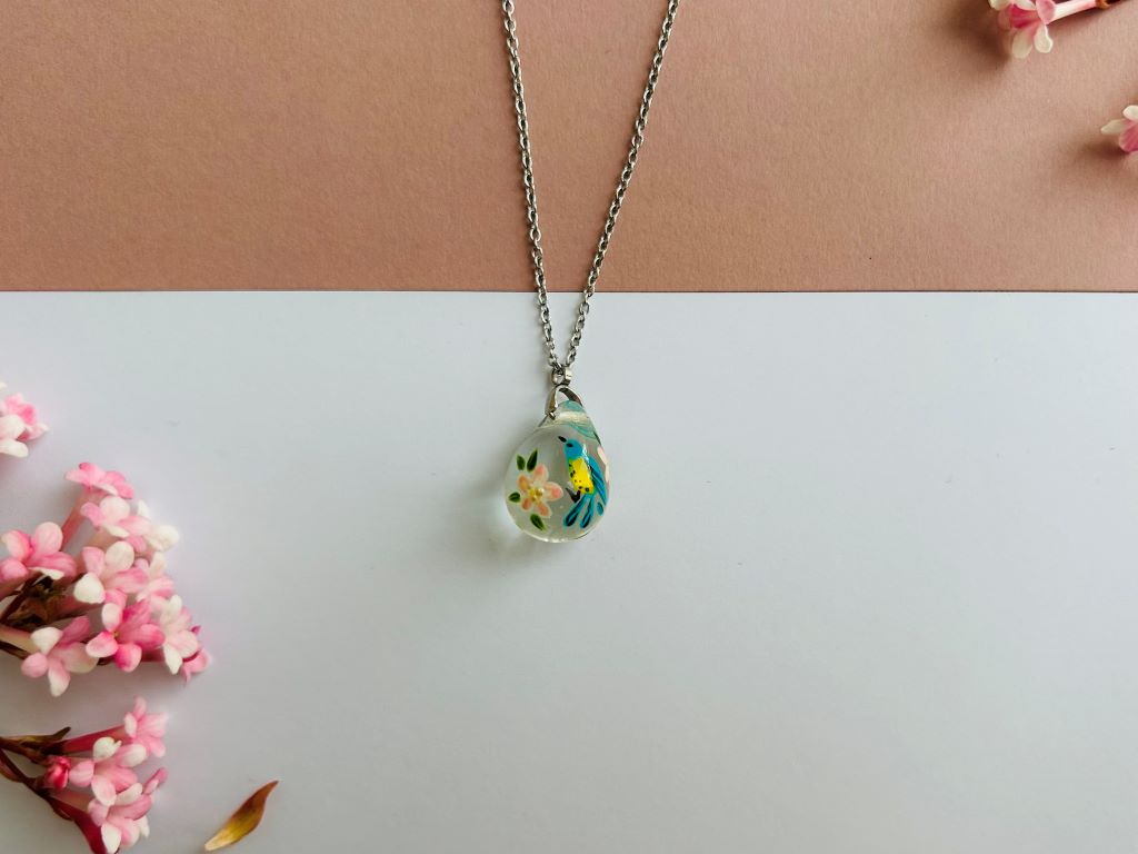 Glasperlenschmuck-Set "Vogel auf Kirschbaumblüte" Halskette und Ohrringe
