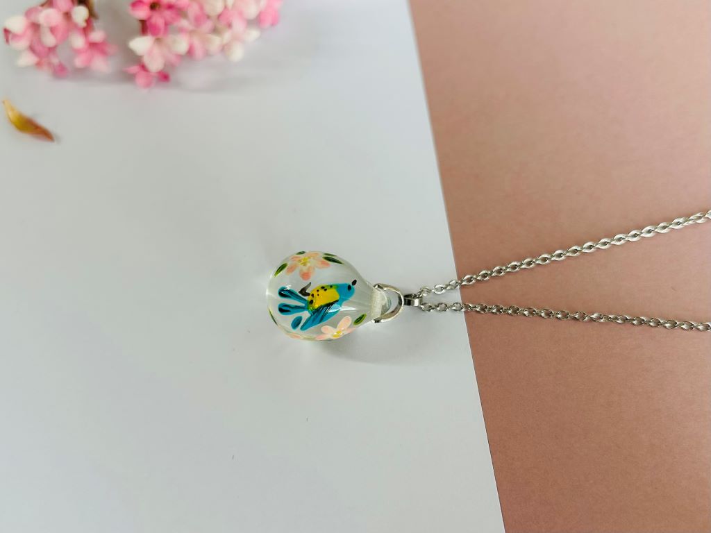 Glasperlenschmuck-Set "Vogel auf Kirschbaumblüte" Halskette und Ohrringe