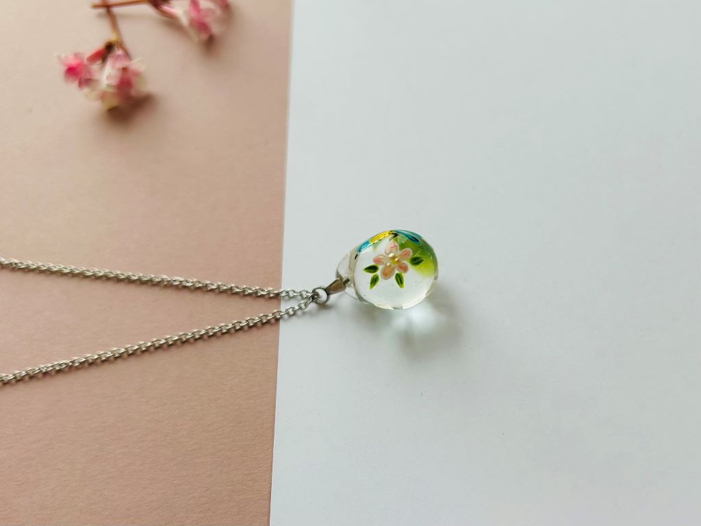 Glasperlenschmuck-Set "Vogel auf Kirschbaumblüte" Halskette und Ohrringe