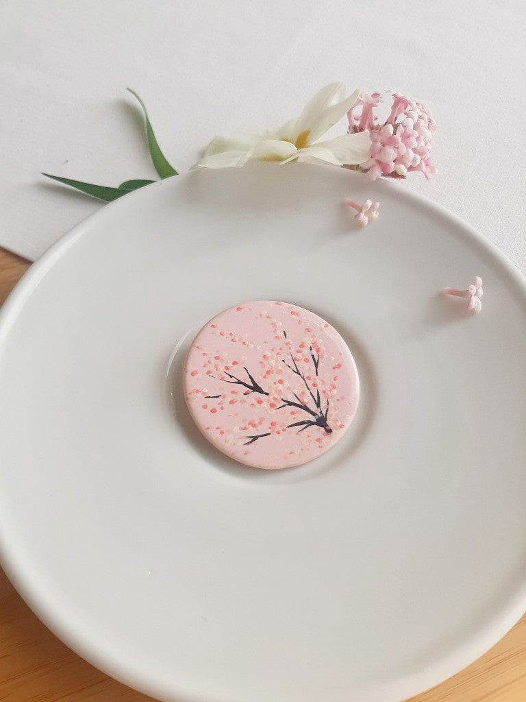 Keramikbrosche „Morgen unter dem Kirschbaum“