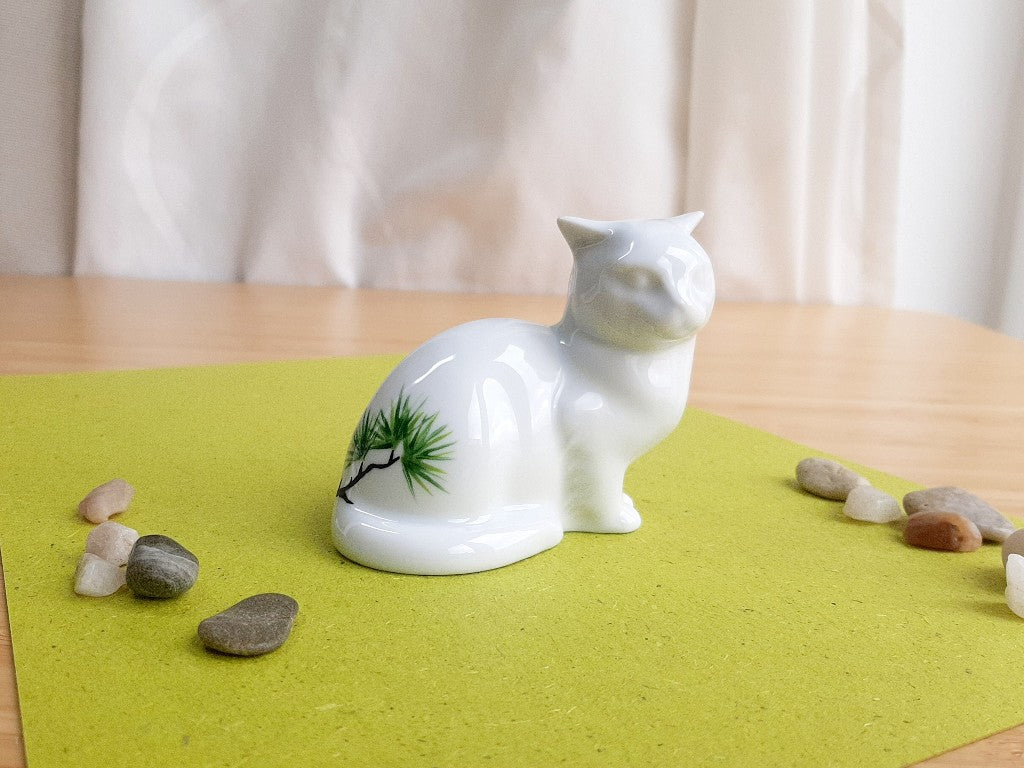 porcelain kitten with various motifs from Japanese gardens