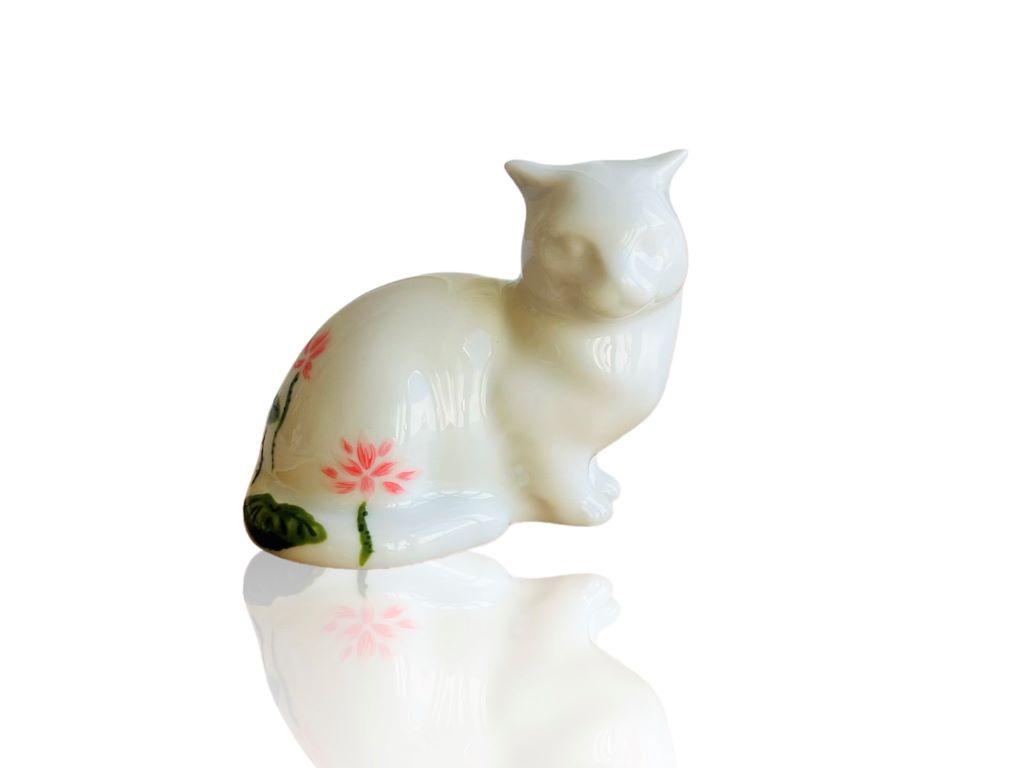 porcelain kitten with various motifs from Japanese gardens