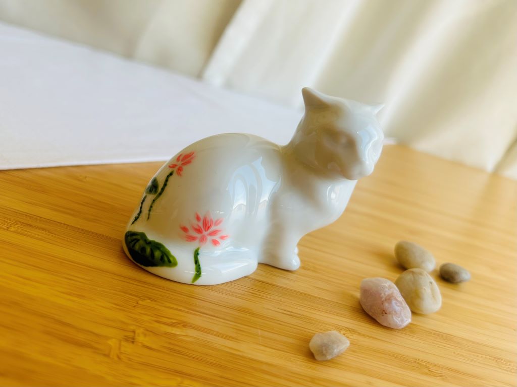porcelain kitten with various motifs from Japanese gardens