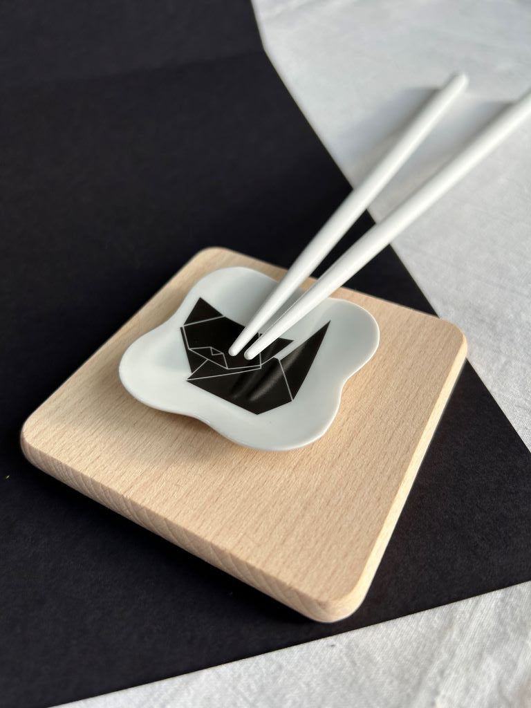Square chopstick rest "Origami Cat" 5.5x5.5 cm