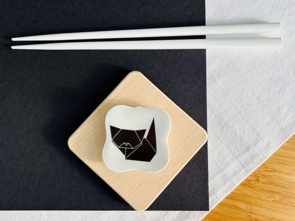 Square chopstick rest "Origami Cat" 5.5x5.5 cm