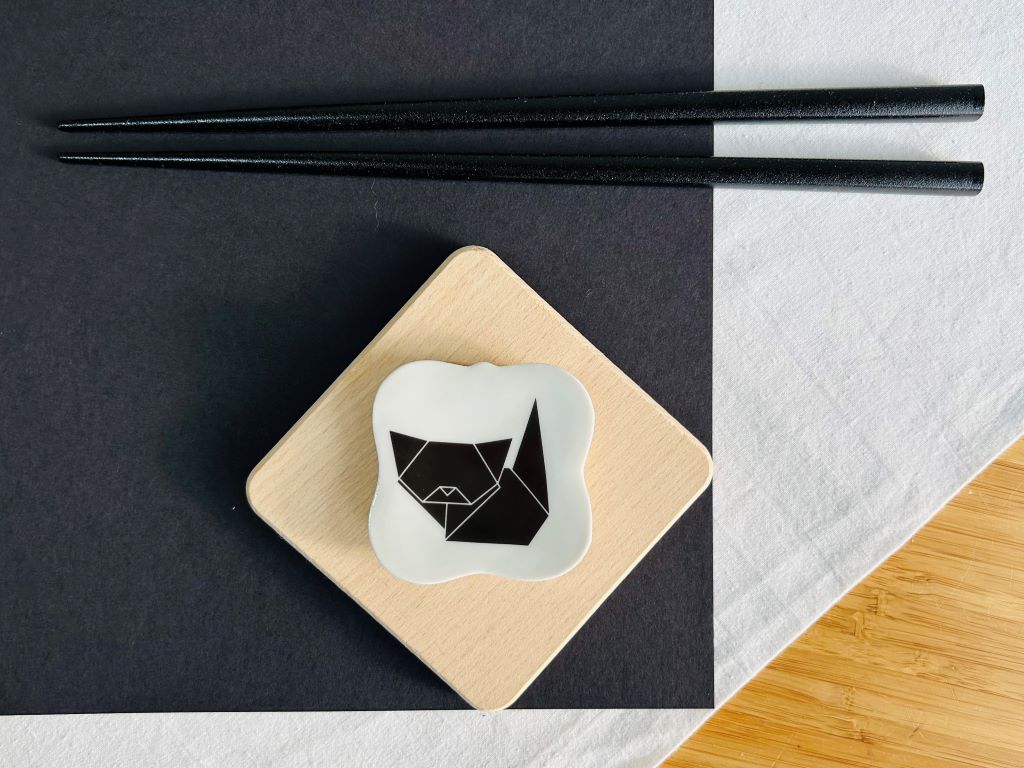 Square chopstick rest "Origami Cat" 5.5x5.5 cm