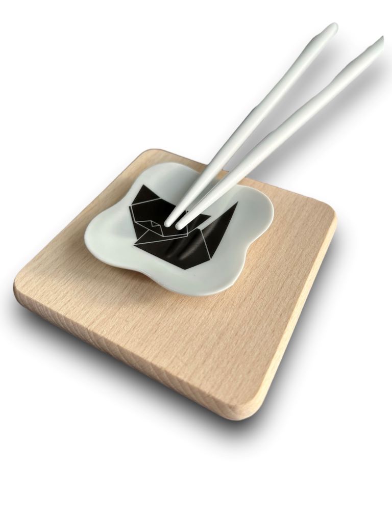 Square chopstick rest "Origami Cat" 5.5x5.5 cm