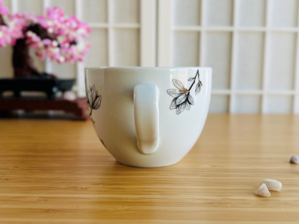Mug wide "Magnolia" with gold 480 ml