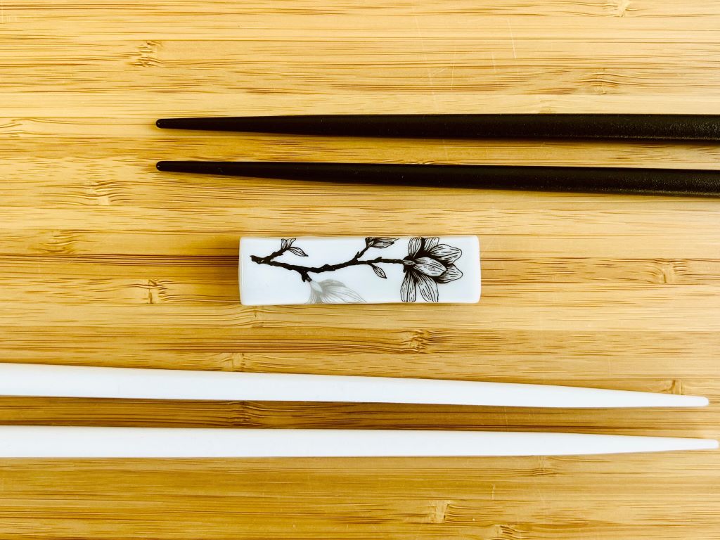 chopstick rest "Magnolia" with silver 6x1.5 cm