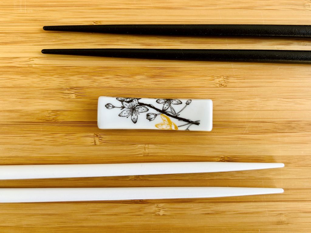 "Sakura" chopstick rest with gold 6x1.5 cm