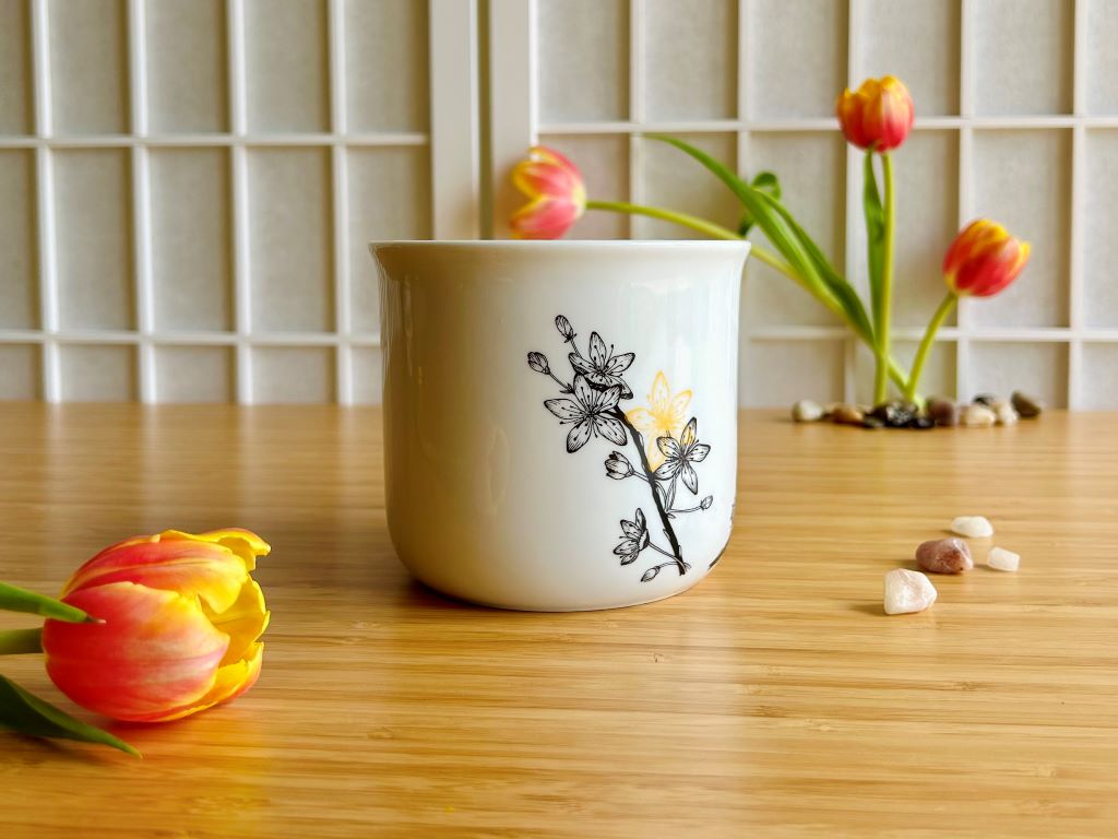Large "Sakura" mug with gold trim 650 ml
