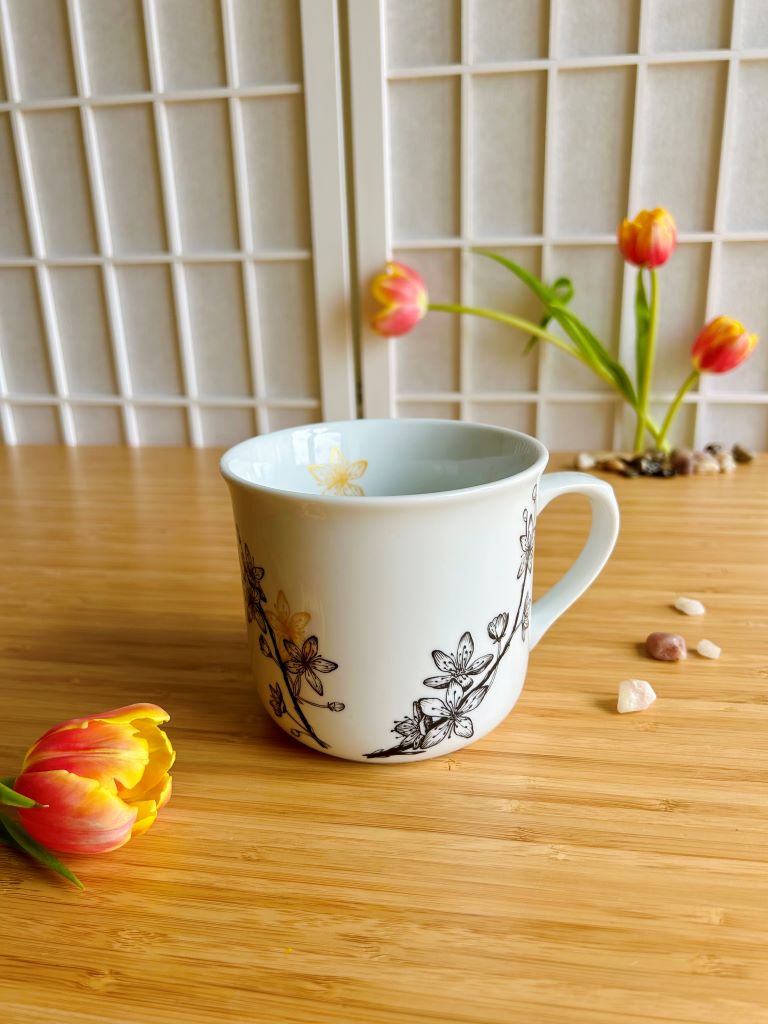 Large "Sakura" mug with gold trim 650 ml