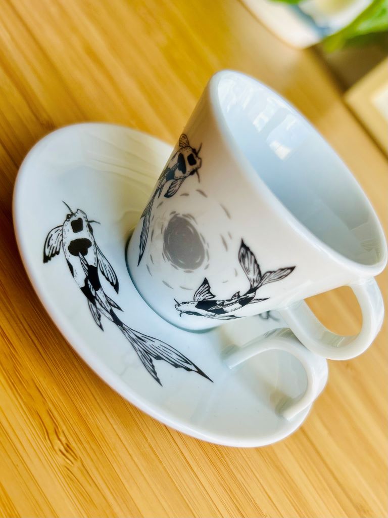 espresso hrneček s podšálkem "Jezerní drahokamy aneb koi kapříci s měsícem" 45 ml