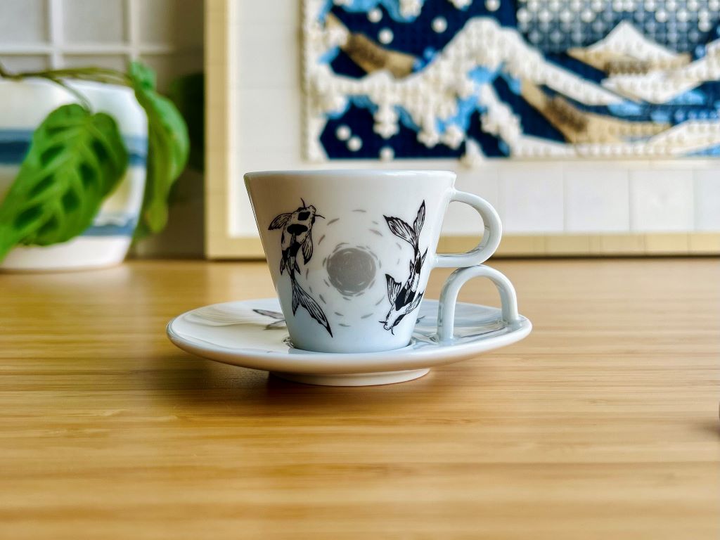 espresso hrneček s podšálkem "Jezerní drahokamy aneb koi kapříci s měsícem" 45 ml