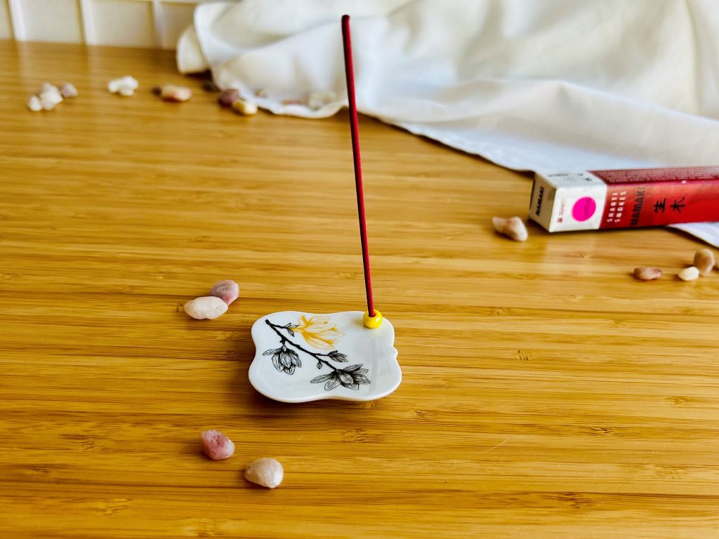 porcelain incense stick holder "Magnolia" with gold 5.5x5.5 cm