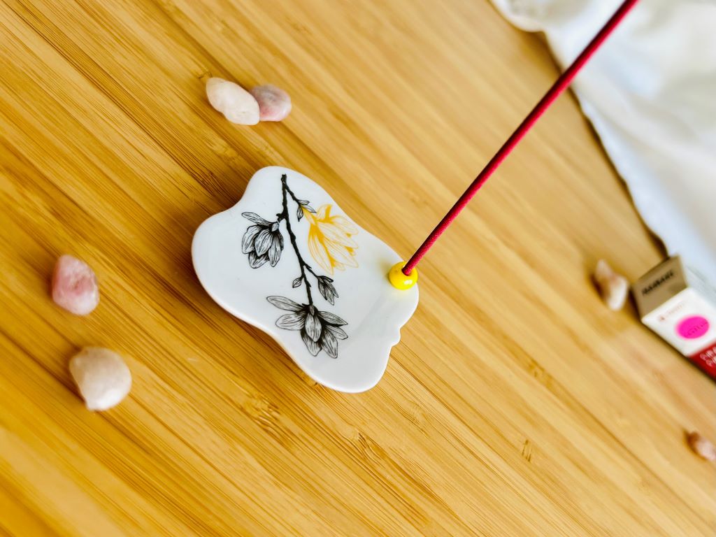 porcelain incense stick holder "Magnolia" with gold 5.5x5.5 cm