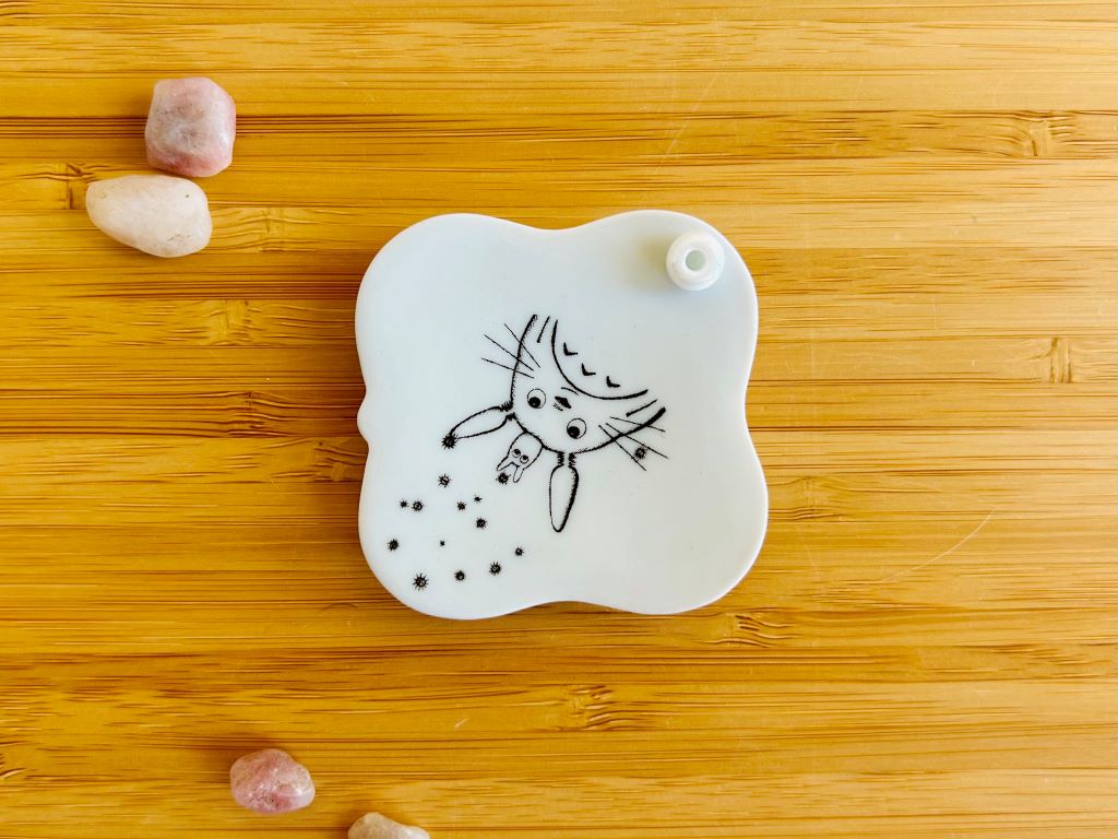 porcelánový stojánek na vonné tyčinky "Totoro"  5,5x5,5 cm