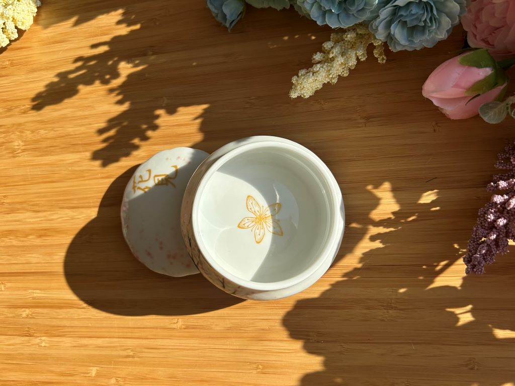 Porcelain box "Morning under the Sakura"