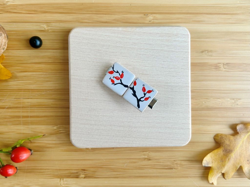Ceramic brooch "Rosehip Tea"