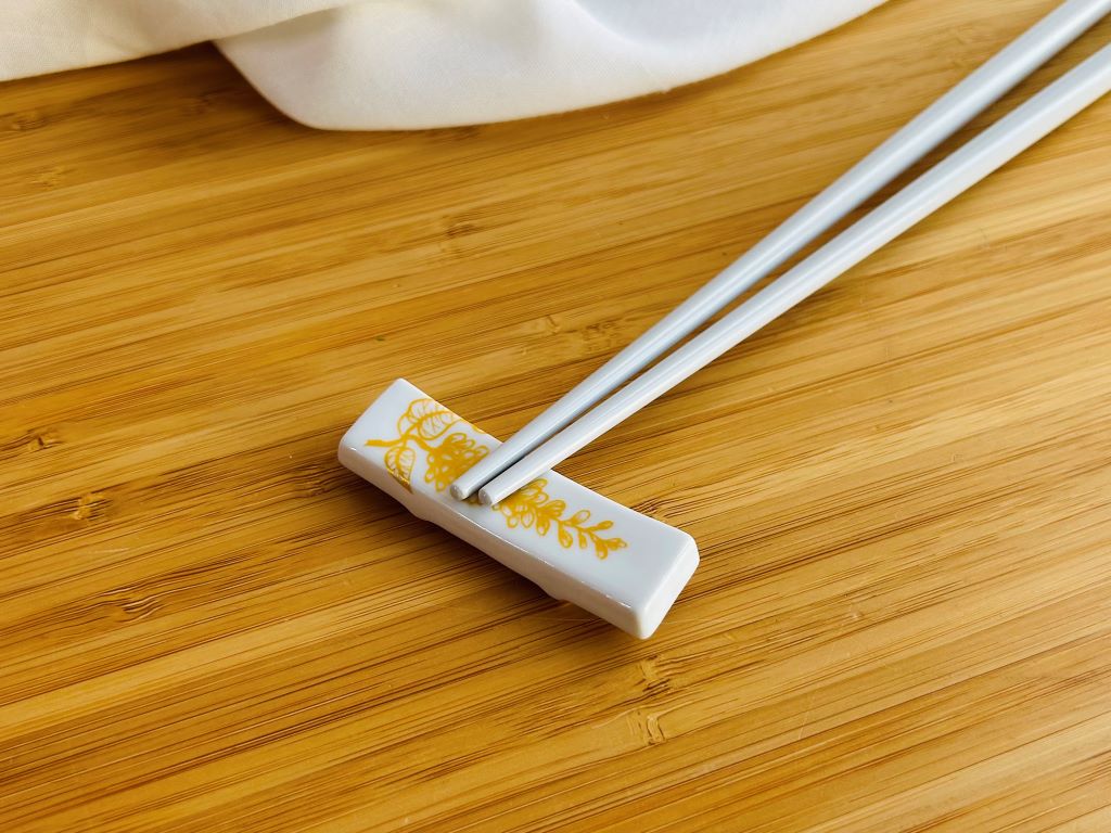 Chopstick rest "Wisteria" gold 6x1.5 cm