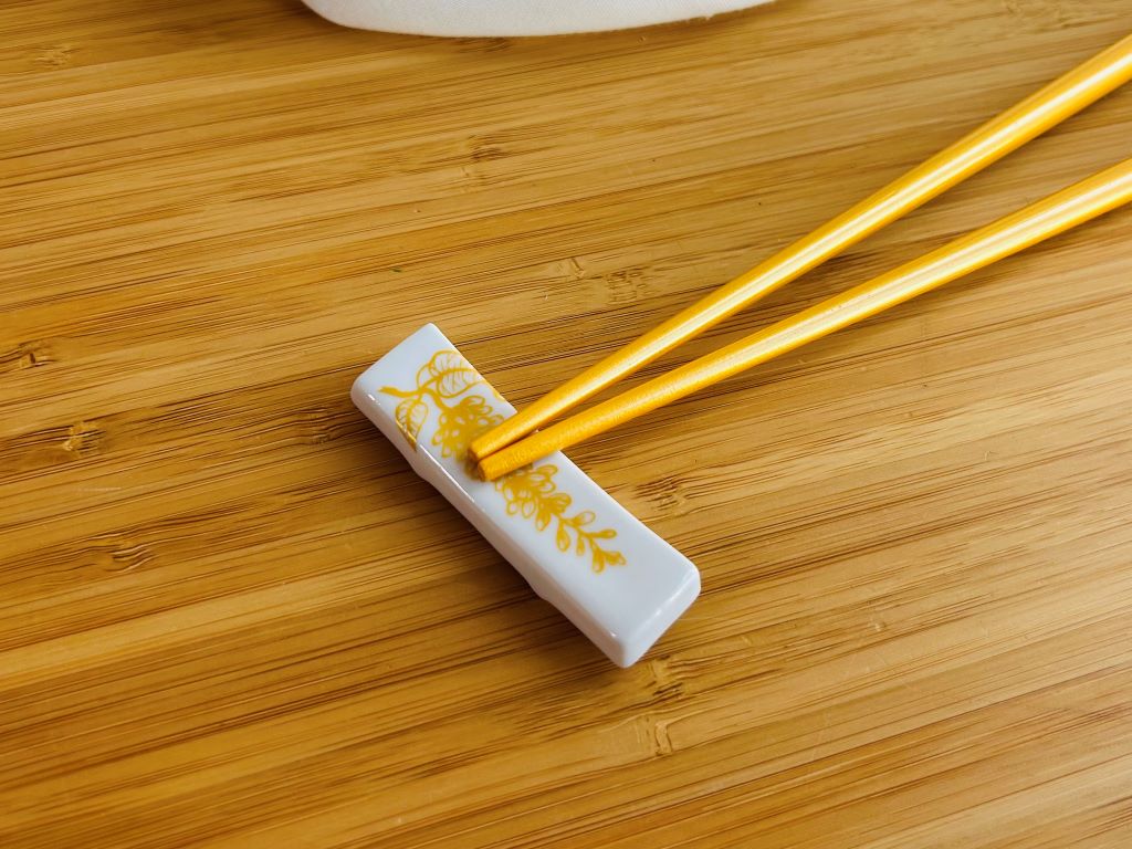 Chopstick rest "Wisteria" gold 6x1.5 cm