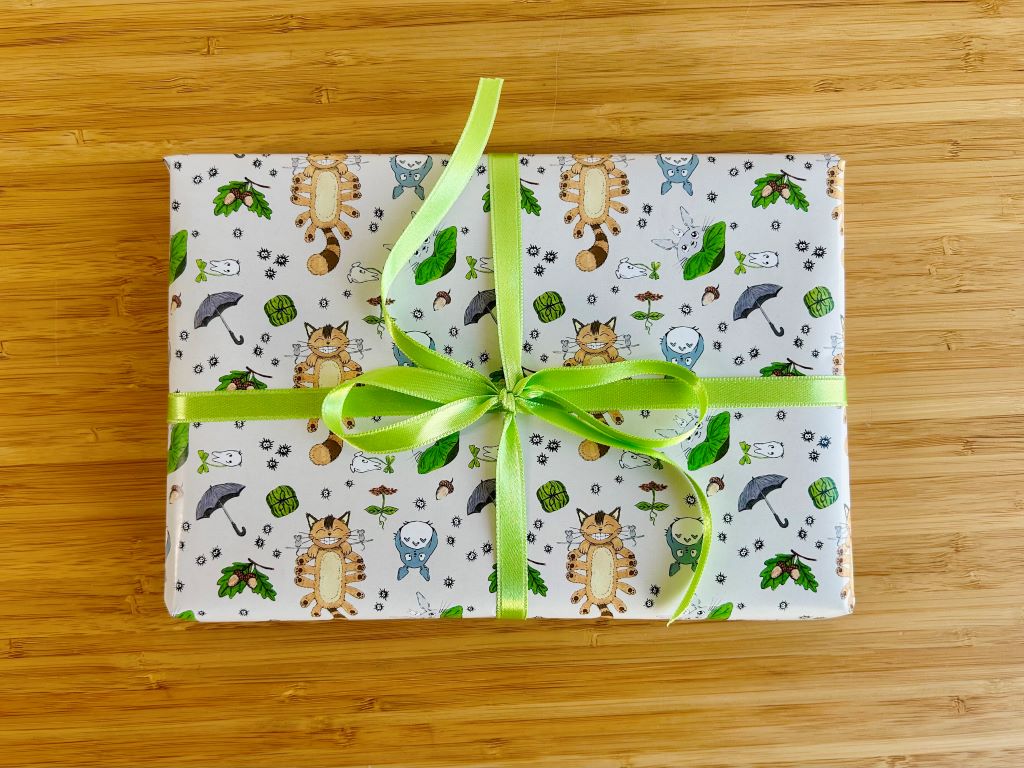 Balící papír "Totoro a další lesní duchové" 475 x 680 mm