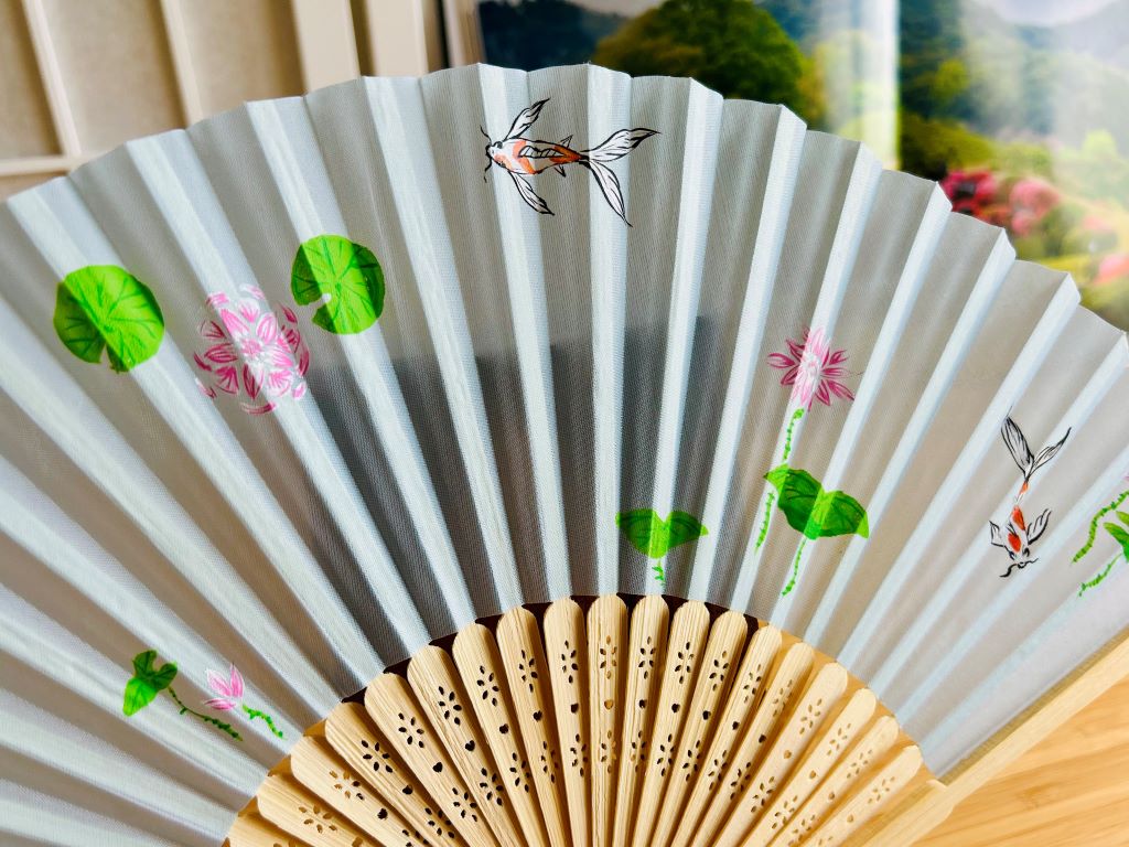 skládací látkový vějíř "Jezerní drahokamy aneb koi kapříci v lotosovém jezírku" ručně malovaný