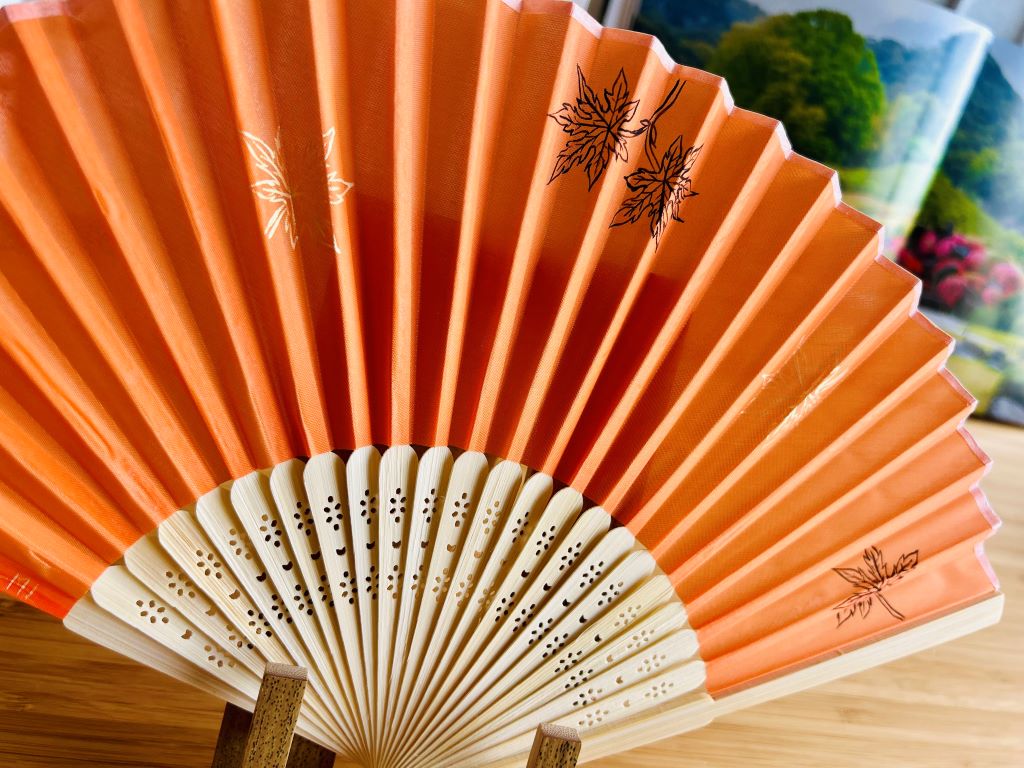 Faltfächer aus Stoff „Herbstliches Japan“ handbemalt