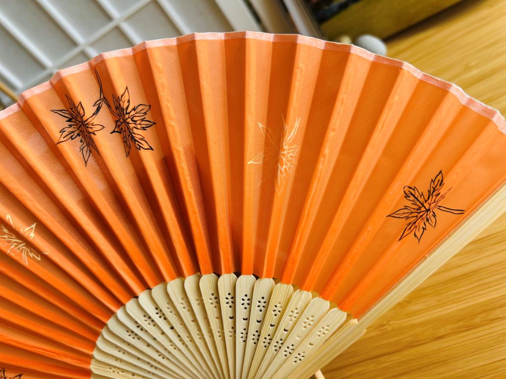Faltfächer aus Stoff „Herbstliches Japan“ handbemalt