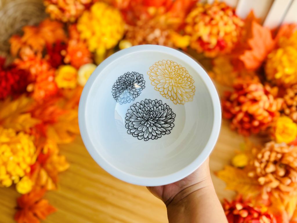 Large bowl "Chrysanthemum" with gold, diameter 16 cm